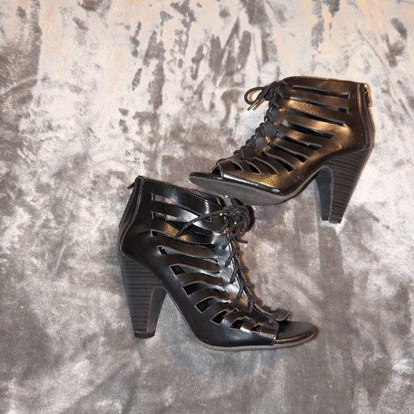 Black formal Heels 2in - Picture 3 of 3